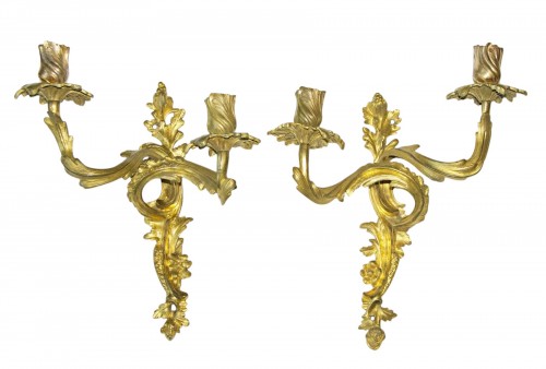 Paris, 18th century - Pair of gilt bronze wall sconces, Louis XV period.