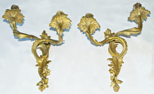 Paris, 18th century - Pair of gilt bronze wall sconces, Louis XV period. - Lighting Style Louis XV