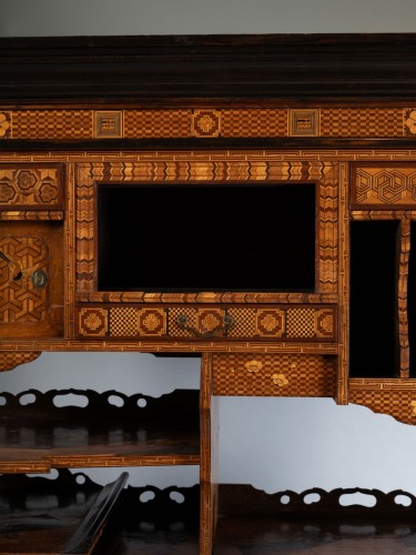 Japanese cabinet in Hakone marquetry - Asian Works of Art Style 