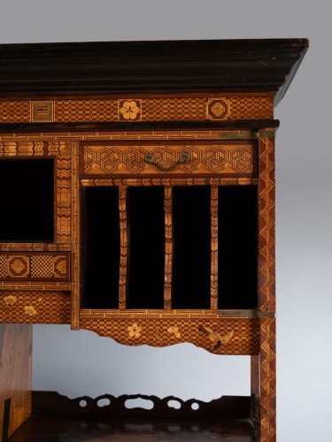 Asian Works of Art  - Japanese cabinet in Hakone marquetry