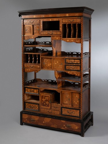 Antiquités - Japanese cabinet in Hakone marquetry