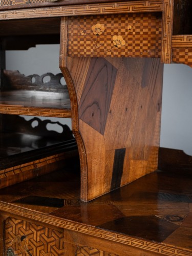 Antiquités - Japanese cabinet in Hakone marquetry