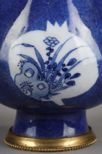 Aspersoirs en porcelaine bleu poudré et bleu blanc,  Kangxi 1662-1722 - Bertrand de Lavergne