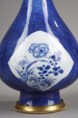 XVIIIe siècle - Aspersoirs en porcelaine bleu poudré et bleu blanc,  Kangxi 1662-1722