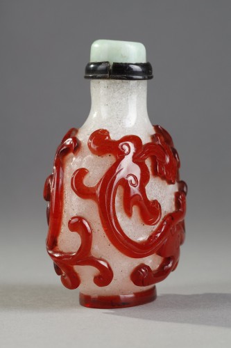 Snuff bottle  glass  overlay - China 1750 - 1820 - Asian Works of Art Style 