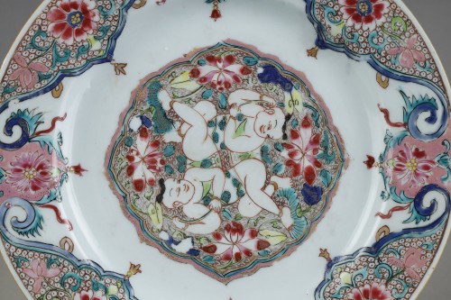 Assiette en porcelaine Famille Rose - Chine 1730 -1740 - Arts d