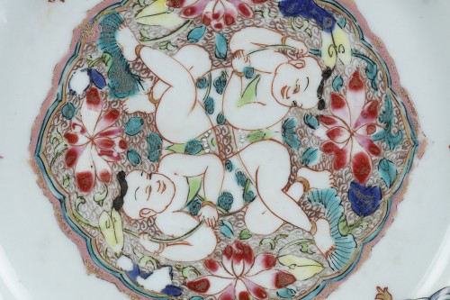 Asian Works of Art  - Plate porcelain Famille Rose - China 1730 -1740