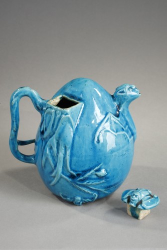 Verseuse a vin en biscuit bleu turquoise - Chine epoque 18e siècle - Bertrand de Lavergne