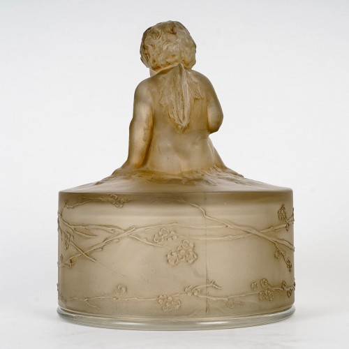 Glass & Crystal  - 1919 René Lalique - Box Amour Assis Cherub Putti Glass With Sepia Patina