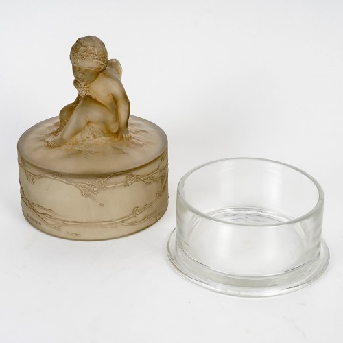 1919 René Lalique - Box Amour Assis Cherub Putti Glass With Sepia Patina - 