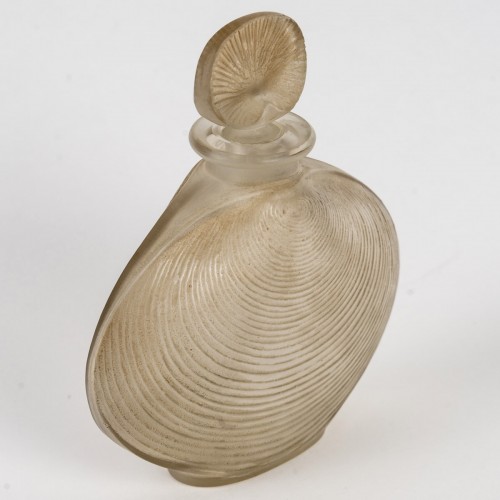 Glass & Crystal  - 1920 René Lalique - Perfume Bottle Telline