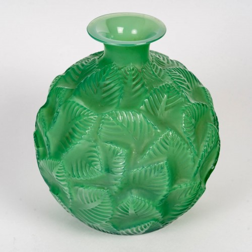 XXe siècle - 1926 René Lalique - Vase Ormeaux vert jade