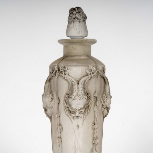 XXe siècle - 1920 René Lalique - Flacon Pan Verre Blanc Patiné Gris