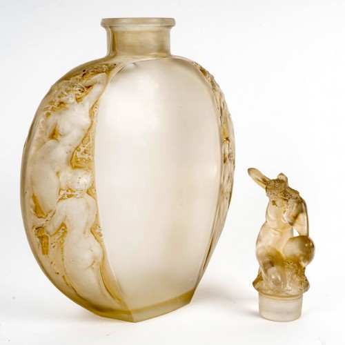 1920 René Lalique Vase Méplat Sirènes Avec Bouchon Figurine Verre Blanc Patiné Sépia - Verrerie, Cristallerie Style Art Déco