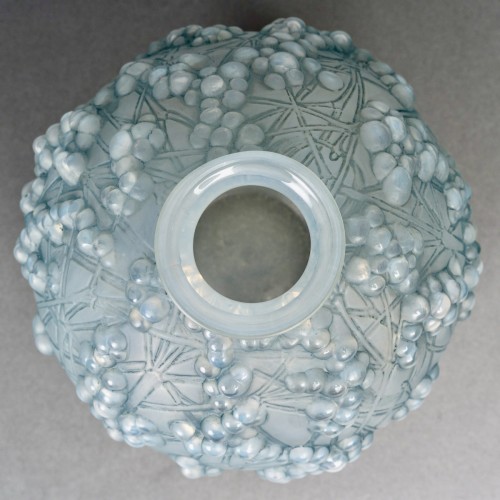 1924 René Lalique - Vase Druide Verre Opalescent Patiné Bleu - BG Arts