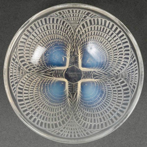 20th century - 1924 René Lalique Coquilles Dishes 8 Bowls Cups &amp; 8 Plates