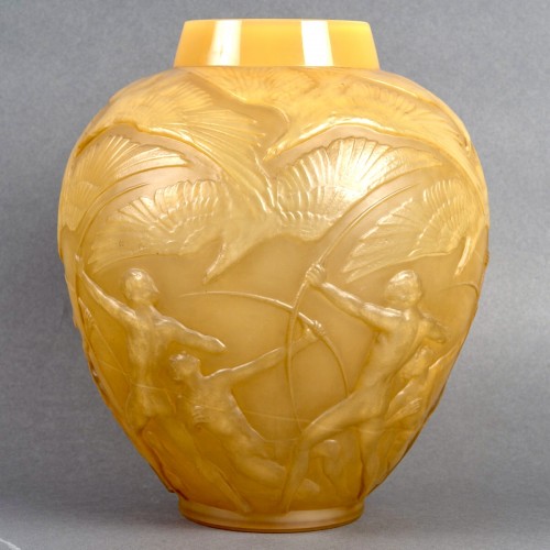 Glass & Crystal  - 1921 René Lalique - Vase Archers