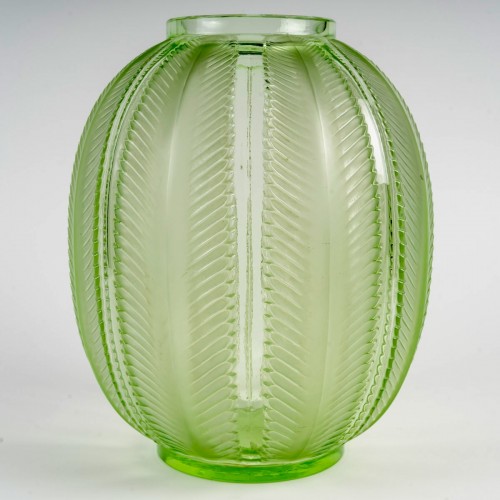 20th century - 1932 René Lalique - Vase Biskra Light Green