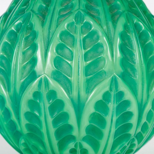 1924 René Lalique - Vase Malesherbes Verre Vert Jade Patiné Vert - BG Arts