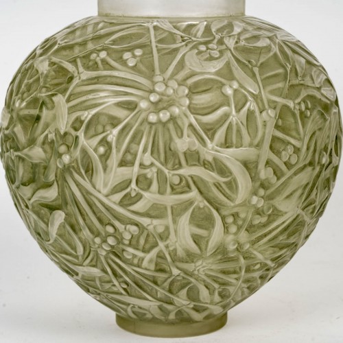 Verrerie, Cristallerie  - 1920 René Lalique - Vase Gui patiné vert