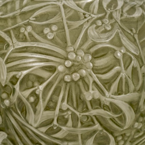 XXe siècle - 1920 René Lalique - Vase Gui patiné vert