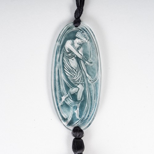 1919 René Lalique - Pendentif Figurine Drapée - BG Arts