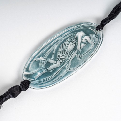 XXe siècle - 1919 René Lalique - Pendentif Figurine Drapée