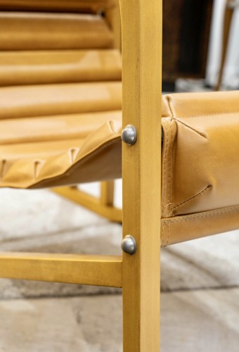 20th century - Eileen Gray - Ecart International - Pair Of Transats Armchairs Gold Leather