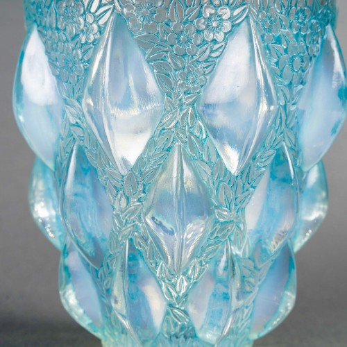 20th century - 1927 René Lalique - Vase Rampillon Opalescent Glass With Blue Patina