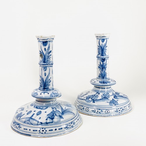 Paire de flambeaux dit « À la financière » en faïence de Nevers XVIIe siècle - Céramiques, Porcelaines Style Louis XIII