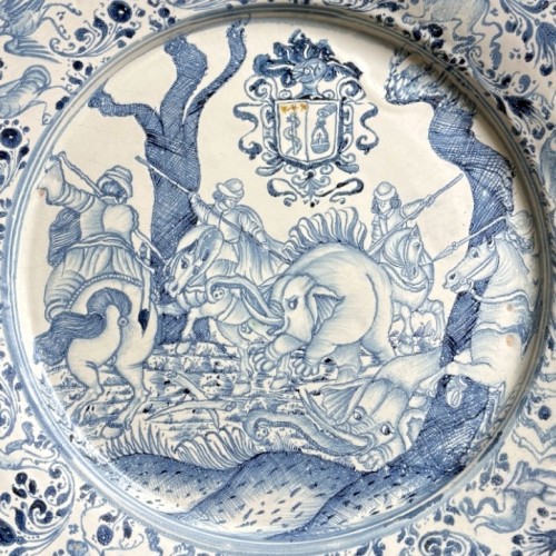 Plat en faïence de Laterza &quot; La chasse à l&#039;éléphant&quot; - XVIIe siècle - Porcelain & Faience Style Louis XIV