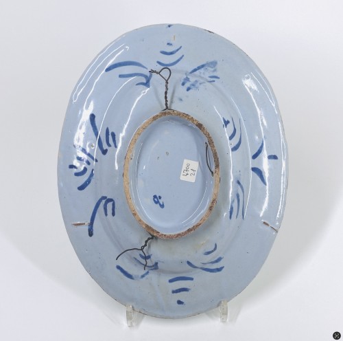 Plat en faïence de Nevers représentant la Vierge à l’Enfant - XVIIe siècle - Céramiques, Porcelaines Style Louis XIII