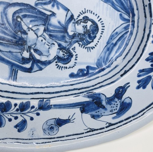 Céramiques, Porcelaines  - Plat en faïence de Nevers représentant la Vierge à l’Enfant - XVIIe siècle