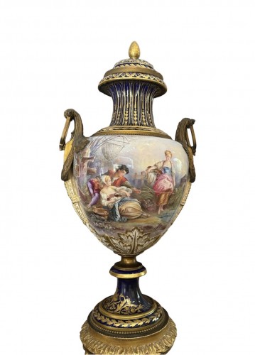 Paire de vases vases en porcelaine sur colonnes en bois doré fin XIXe - Objet de décoration Style Napoléon III