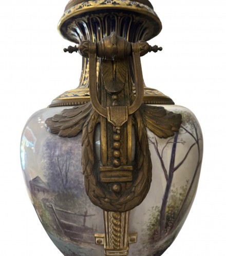 Antiquités - Paire de vases vases en porcelaine sur colonnes en bois doré fin XIXe