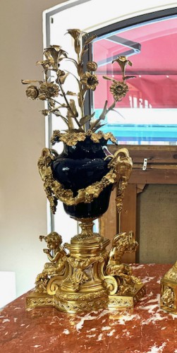 Horlogerie Pendule - Grande garniture de cheminée en porcelaine et bronze doré XIXe siècle