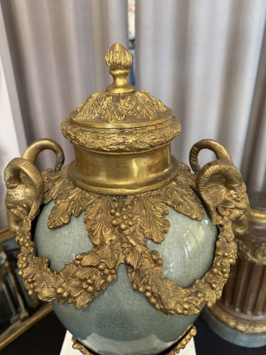 Grand vase couvert en céladon et bronze doré, base en marbre, XIXe siècle - Objet de décoration Style Napoléon III