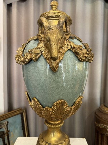 Napoléon III - Grand vase couvert en céladon et bronze doré, base en marbre, XIXe siècle