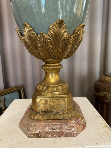 Antiquités - Grand vase couvert en céladon et bronze doré, base en marbre, XIXe siècle