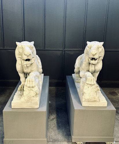 Paire de grands tigres en marbre blanc, fin XIXe - Sculpture Style 