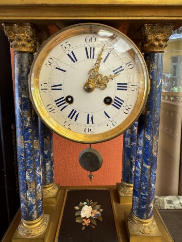 Pendule en bronze et marqueterie de pierres dures, XIXe siècle - Horlogerie Style Napoléon III
