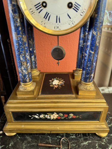 Horlogerie Pendule - Pendule en bronze et marqueterie de pierres dures, XIXe siècle