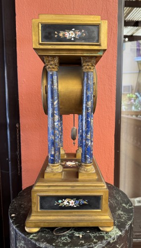 XIXe siècle - Pendule en bronze et marqueterie de pierres dures, XIXe siècle