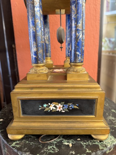 Pendule en bronze et marqueterie de pierres dures, XIXe siècle - Napoléon III
