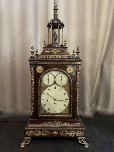 Grande pendule à musique en acajou et bronze, Angleterre 1811 - Horlogerie Style 