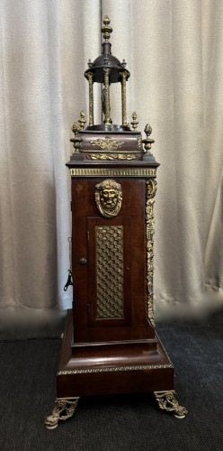Antiquités - Grande pendule à musique en acajou et bronze, Angleterre 1811