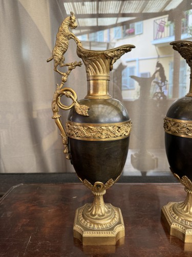 Paire d'aiguières en bronze patiné et doré, début XIXe siècle - Objet de décoration Style 