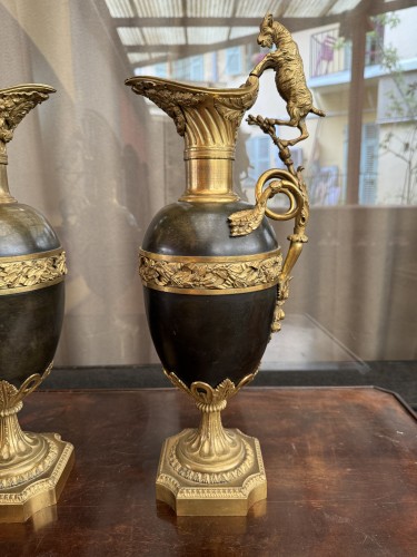 Objet de décoration Cassolettes, coupe et vase - Paire d'aiguières en bronze patiné et doré, début XIXe siècle