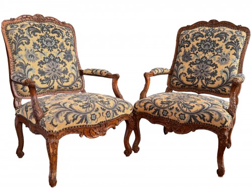 Paire de grands fauteuils Régence en bois naturel