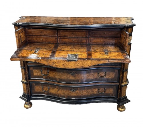 Mobilier Commode - Commode formant secrétaire en bois de placage, loupe, et ébène, Italie XVIIIe siècle